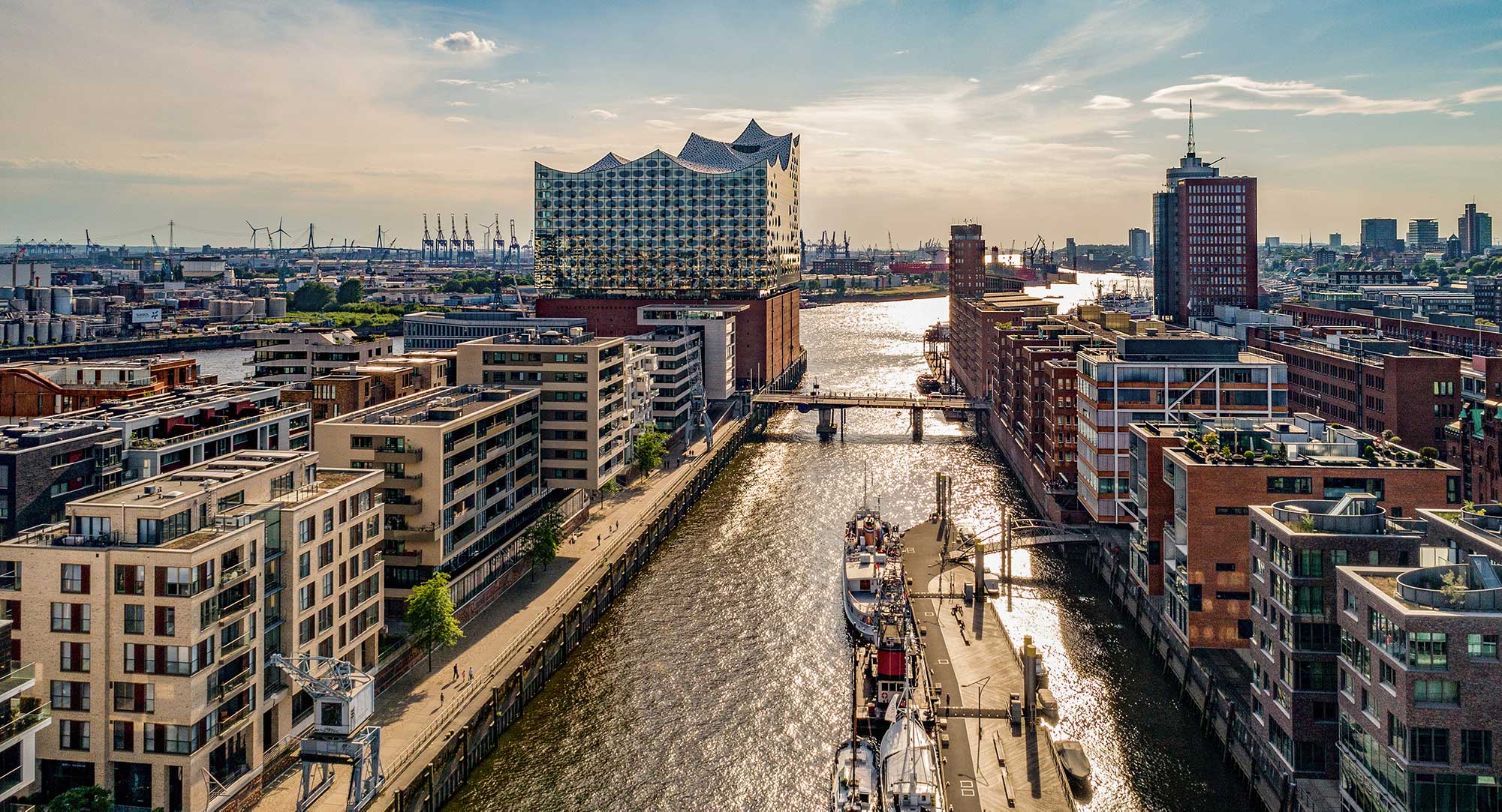 Hamburger Speicherstadt in Abenddämmerung als Drohnenaufnahme - Stephan Geiger Photography